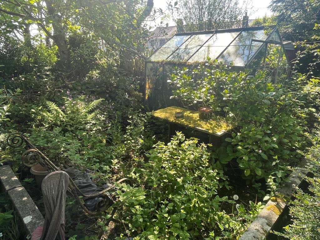 Lot: 147 - DETACHED BUNGALOW WITH POTENTIAL AND FAR REACHING VIEWS - Further part of garden with greenhouse